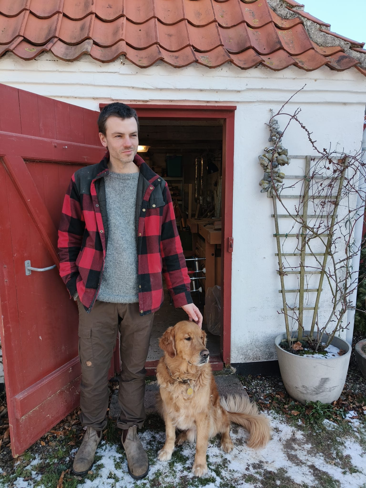 Lars Bjerre uden for værkstedet på Hindsholm